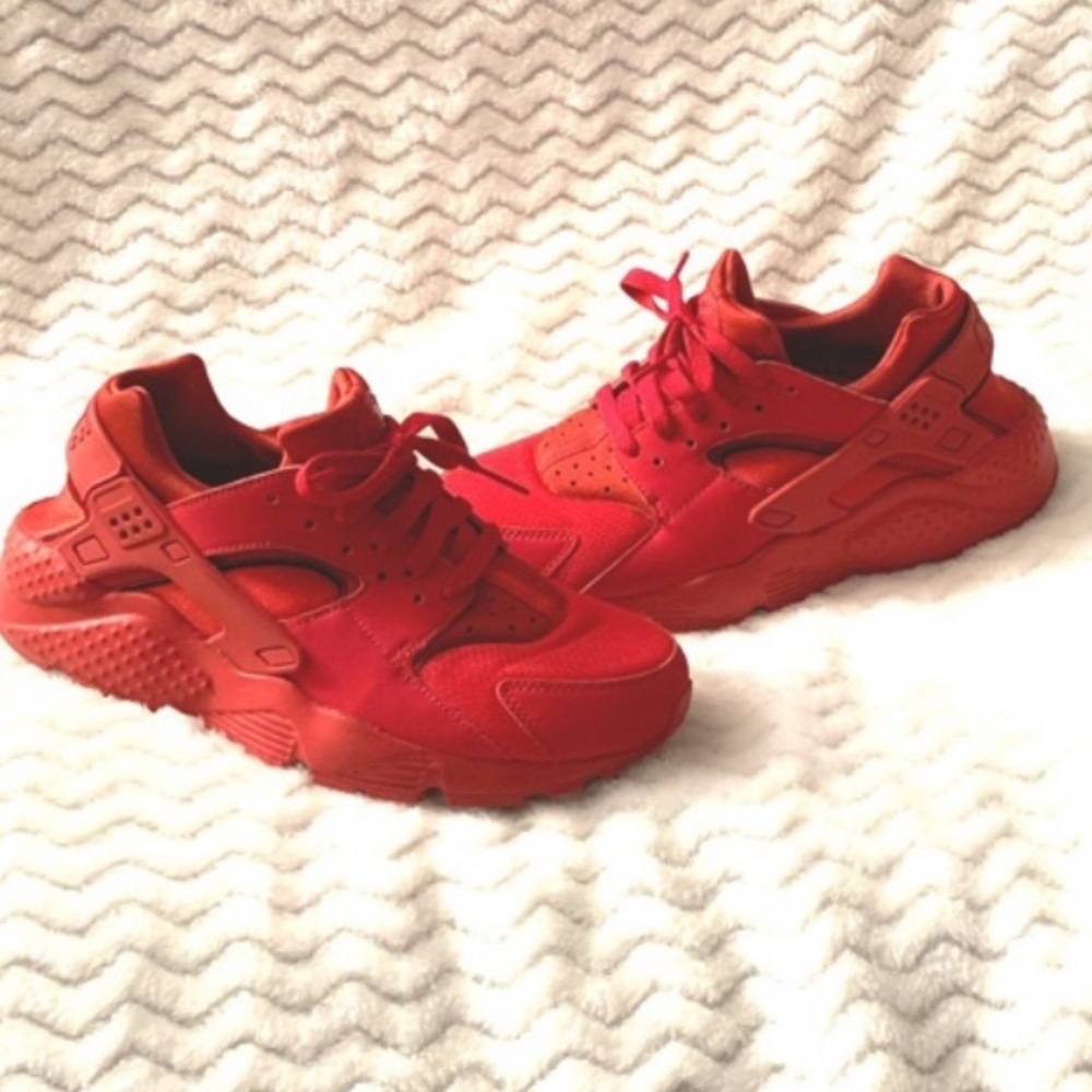 Nike Air Hurache. Varsity Red. Size: 5.5